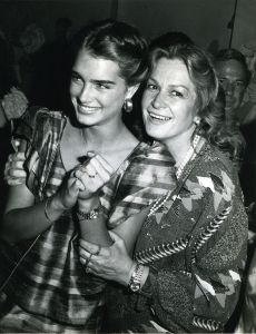 Brooke and Teri Shields 1981 NYC.jpg